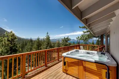 Lake Views, Private Hot Tub, Near Hiking, Sleeps 8