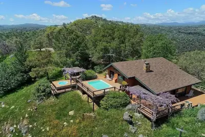 Image de Panoramic view Cabin on 122 acre ranch with private pool and hot tub