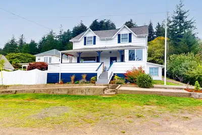 Image de Spacious home with river views, hot tub, covered porch, deck, grill, & W/D