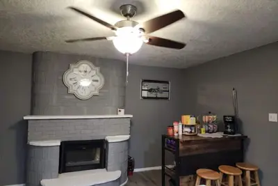 Image de A newly renovated home perfect for business professionals, a family, and pets.