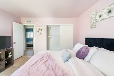 Image de Remodeled Northwest side cozy family home with lots of rooms for fun.