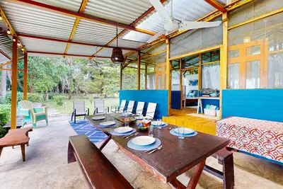 Image de Oceanfront bungalow with ocean views, covered patio & free WiFi