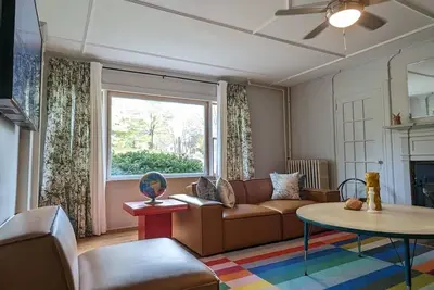 Image de Perfect House In Hillsdale, Brings Friends & Fam