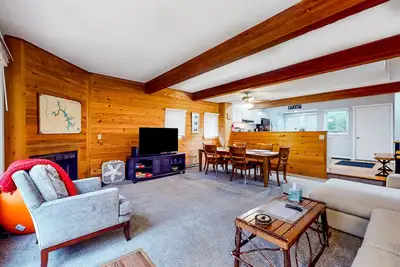 Image de Wonderful dog-friendly ski-in/out retreat with balcony, spacious deck, & W/D