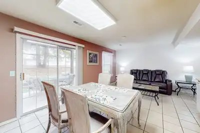 Image de Comfortable, single-level condo with a furnished patio, washer/dryer, & Ac