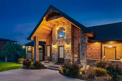 Image de Mtn-view home w/ fireplace, game room, private hot tub + free attraction tickets