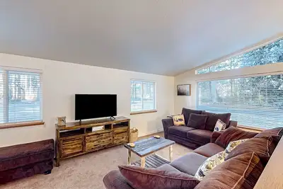 Image de Cozy tree-lined home with patio, grill, washer/dryer, and internet - near hiking