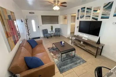 Image de Cozy 3 Bedroom 2 Bath Home