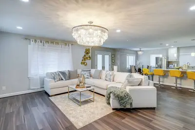 Image de Silver Springs Home: Walk to Downtown!