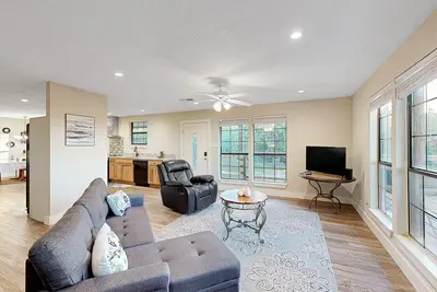 Image de Private home with hill country views, open layout, W/D, central Ac, & patio