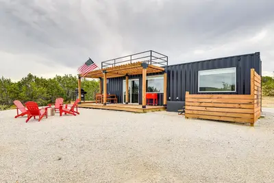 Image de Remote Strawn Container Home with Hot Tub!