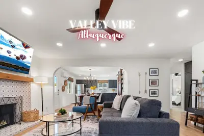 Image de ValleyVibe: Modern Comfort in North Valley - an Irvie Home