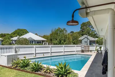 Image de Bangalow Breeze - Lovely pool - Walk to centre