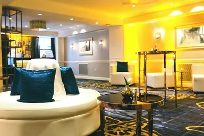 Image de Central Chic: 3 Plush Units, Near Chicago Museum of Contemporary Art!