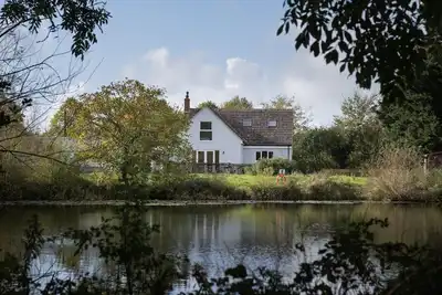 Image de Hillcrest - A modern lakeside retreat just 2. 5 miles from Oxford city centre.