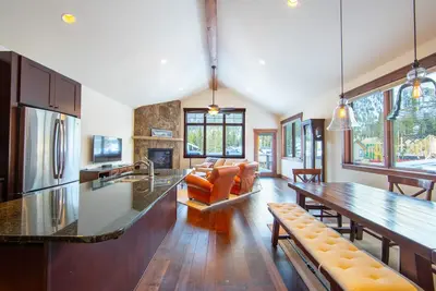 Image de Luxury Townhome with Mountain Views, Private Balcony and Walk Out Patio