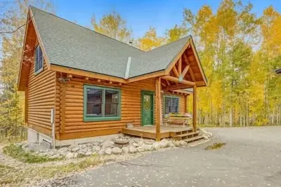 Image de Authentic log cabin, large yard, private Ht