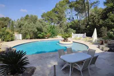 Image de Rez de jardin familial, calme, Piscine privée au milieu des pins en provence.