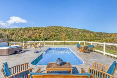 Image de Spacious Modern Catskill Farmhouse - Hot Tub, Pool, Fire-Pit, Views