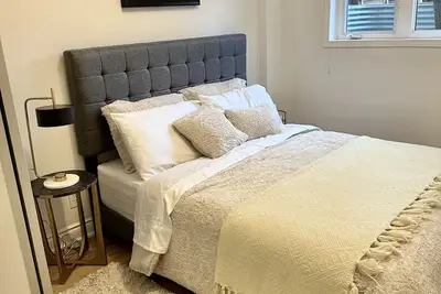 Image de Charming downtown apt, w/park view, walk distance to city sights & entertainment