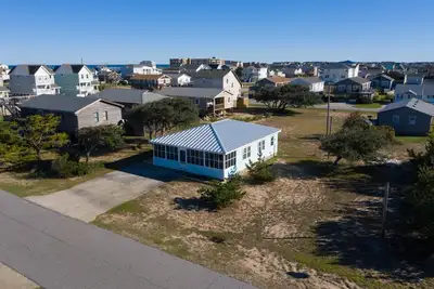 Image de Renovated Outerbanks bungalow just steps from the Ocean!