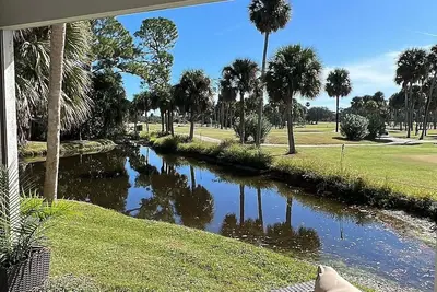 Image de Beautiful golf course view Town home. Enjoy the view of water & wild life.