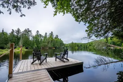 Image de Le Petit Renard - Chalet bord de l'eau avec spa, à 45 min du Mont-Tremblant!