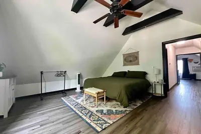 Image de Lavish tub with free parking near several music & wedding venues