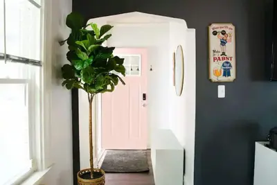 Image de Pink Door Place with fenced yard in a walkable area & 2 miles from Fiserv Forum