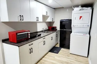 Image de Spacious & Beautiful 2 bdrm Suite in family friendly, quiet & safe neighborhood