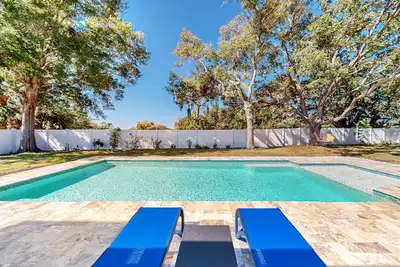 Image de Renovated snowbird-friendly home with private pool, firepit, patio, & fast WiFi