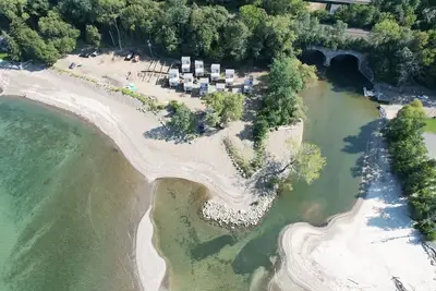 Image de Luxury Waterfront Resort with private beach cabana, sauna, spa and more.