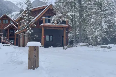 Image de Cozy Ski Retreat with Moutain View/Ski In Property/Hot tub/5 mins to the Lifts