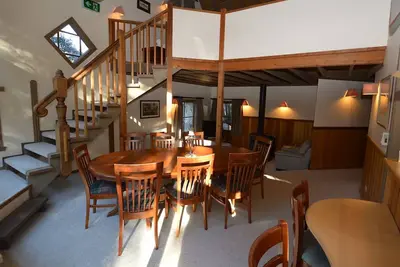 Image de Hi Plains Garadyigan Chalet is nestled in the natural bush setting of Woodridge