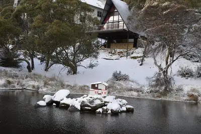 Image de Moonbah Ski Lodge is a freestanding A frame ski lodge