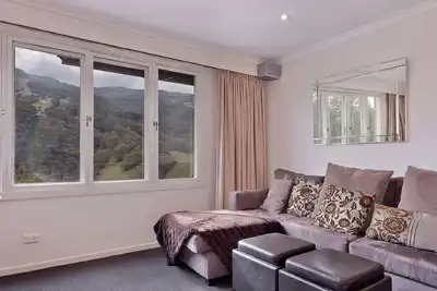 Image de Karoonda 6 is warm and welcoming three bedroom apartment.