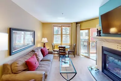 Image de Walk to the Gondola/Pool and Hot Tub Access/Heart of River Run Village