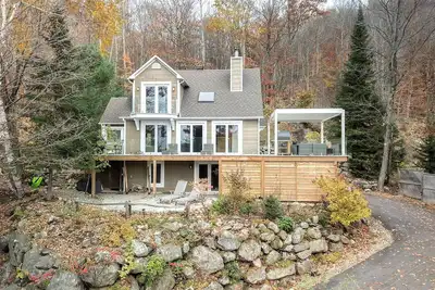 Image de Cascades Nest: Location, Location, Location! The place to stay in the Village!