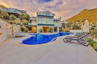 Image de 10 minutes walk to the center, nice pool, quiet location