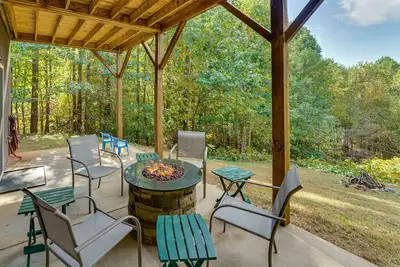 Image de Deck, Grill & Fire Pit: Blue Ridge Mountain Cabin!