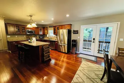 Image de Private Lake • Hot Tub • Bbq • Ac • Gen • Modern Comforts!