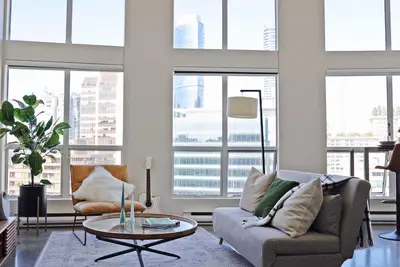 Image de Stunning Newly Reno! Central! Entire Loft - high floor City View & Free Parking