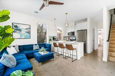 Image de Luxe Modern Retreat in East Austin