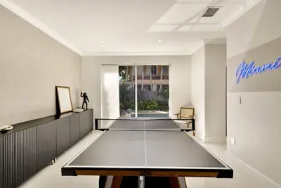 Image de Luxe Pool & Fire Pit | 5 min to Dolphin Mall