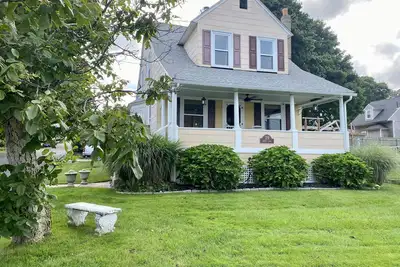 Image de Private Waterfront Home in Warwick Neck on Narragansett Bay!