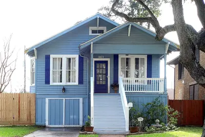 Image de Cozy Coastal Cottage 5 minutes from the Seawall. Fenced yard with chicken coop