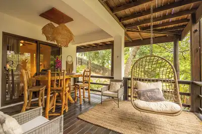 Walk to beach! Located between West Bay Beach and West End Village