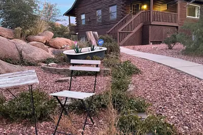 Image de 4 bedroom peaceful cabin with breathtaking views, walk to lake.