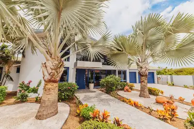 Image de The ultimate getaway! Spacious layout, luxurious amenities, including a pool.