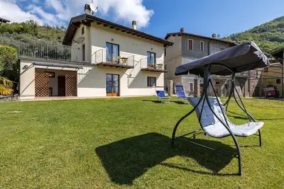 Image de Appartement 'La Quiete Trilocale Piano Terra' avec vue sur le lac, jardin privé et Wi-Fi